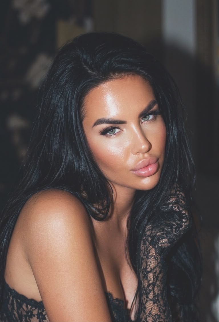 Kobieta o naturalnie promiennej cerze w eleganckim wnętrzu salonu medycyny estetycznej